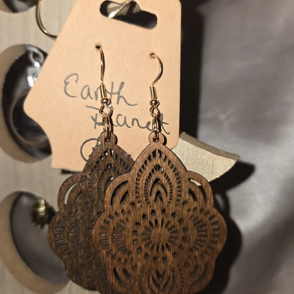 Earing - Picture 9 of 13